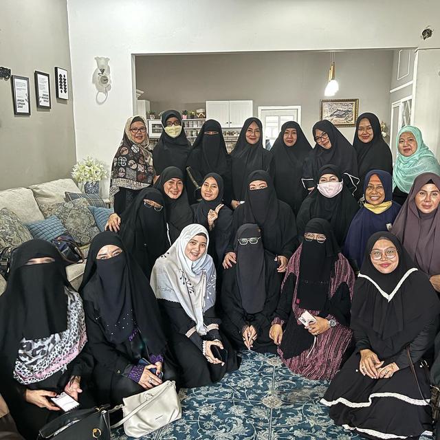 Reza Artamevia memimpin pembacaan doa sholawat Nabi Muhammad SAW di pengajian Umi Pipik (https://www.instagram.com/p/CZHdGwMvNDp/)