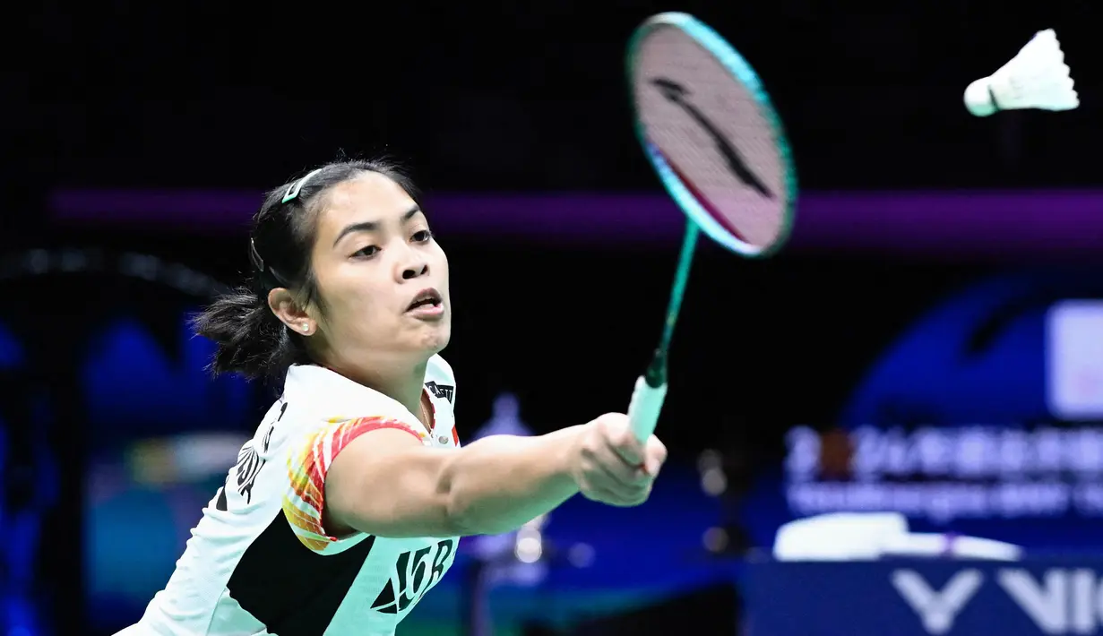 Pebulu tangkis tunggal putri Indonesia, Gregoria Mariska Tunjung berusaha mengembalikan kok ke arah pebulu tangkis China, Chen Yu Fei saat laga final Piala Uber 2024 di Hi-Tech Zone Sports Centre Gymnasium, Chengdu, China, Minggu (5/5/2024). Gregoria kalah dengan skor 7-21, 16-21. (AFP/Wang Zhao)