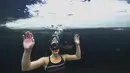 Johanna Nordblad menyelam di danau beku, Somero, Finlandia, Selasa (27/2). Johanna Nordblad memegang rekor dunia freediving di bawah es dengan baju renang sejauh 50m. (AFP PHOTO / Olivier Morin)