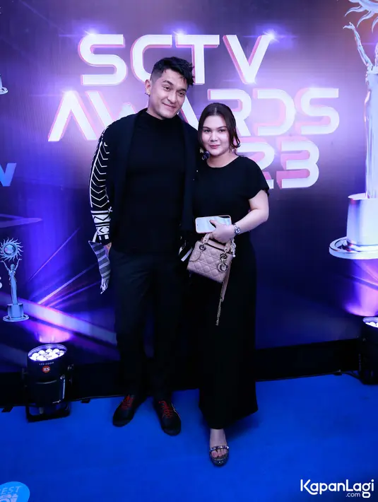 Miller Khan hadir mengajak istri tercinta, Farina Rebecca. Keduanya tampil kompak dengan mengenakan outfit serba hitam. Miller Khan juga masuk dalam nominasi Aktor Pendamping Paling Ngetop. [Foto: Bayu Herdianto/KapanLagi.com]