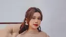 Dengan lipstik warna merah, Brisia Jodie makin memesona. Jebolan Indonesian Idol musim kesembilan tahun 2017 lalu ini tampil berani dengan polesan makeup tebal. Tatanan rambut dan outfit yang dikenakan oleh Brisia Jodie juga membuat penampilannya lebih elegan bahkan sukses mencuri perhatian warganet. (Liputan6.com/IG/@brisiajodie96)
