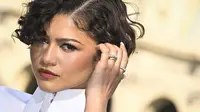 Zendaya Berbusana Putih Pengantin di Paris Fashion Week 2026, Debut Pakai Cincin Kawin?