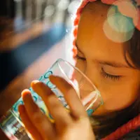 Ilustrasi meminum air mineral | unsplash.com/@johnnymcclung