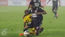 Bek PBFC, Achmad Hisyam (kanan) terjatuh saat menahan penyerang Sriwijaya FC, Alberto Goncalves di turnamen Piala Bhayangkara di Stadion Si Jalak Harupat, Bandung, Jumat (18/3/2016). Sriwijaya unggul 3-1 atas PBFC. (Liputan6.com/Helmi Fithriansyah)