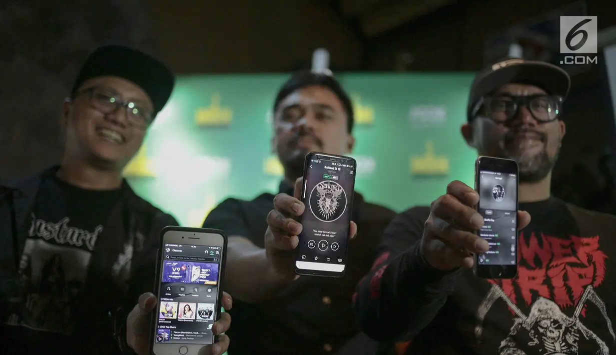 Para pembicara dalam konferensi pers Joox Indie Workshop Roadshow menunjukkan aplikasi Joox di Jakarta, Rabu (25/4). Sebagai platform musik online, JOOX menggandeng para musisi band indie dalam negeri. (Liputan6.com/Faizal Fanani)