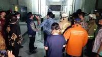 Wakil Gubernur DKI Jakarta Ahmad Riza Patria menyebut, salah satu korban meninggal adalah teknisi. Kebetulan sedang berkunjung di Gedung Cyber 1.