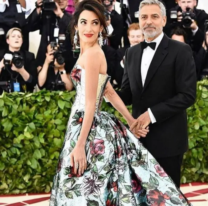 Dengan menggunakan busana rancangan Richard Quinn, Amal Clooney sukses mencuri perhatian banyak orang di ajang Met Gala 2018. (Foto: Instagram @richardquinn1)