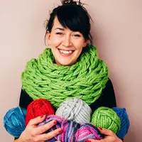 Intip video tutorial membaut syal rajut dengan menggunakan lengan kamu sendiri! Ternyata bisa dan hasilny kece abis.