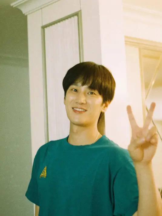 Berikutnya adalah foto Ahn Bo Hyun tersenyum sambil memamerkan pose dua jari. Dia lagu-lagi tampil kasual seperti pria pada umumnya. Bo Hyun memperlihatkan senyuman manisnya. (Foto: Instagram/ bohyunahn)
