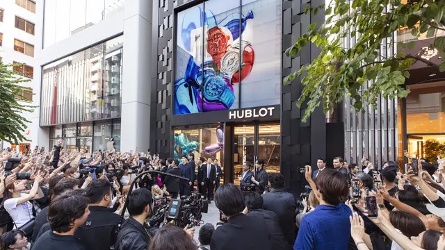 Jung Kook BTS Tampil Stylish di Butik Hublot Jepang, Padukan Setelan Cokelat dan Gaya Serba Hitam