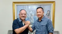 Petinju peraih gelar juara dunia Daud Yordan (kanan) membuat bangga Ketua Umum Koni Pusat Marciano Norman (kiri) lantaran dirinya berprestasi di luar ring dengan terpilih menjadi Anggota DPD RI periode 2024-2029 di Kalimantan. (Istimewa)