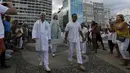 Sejumlah pengikut agama Afro - Brazilian Umbanda membawa persembahan untuk Iemanja, di Pantai Copacabana di Rio de Janeiro, Brasil, (29/12). Iemanja merupakan dewi laut yang dipuja oleh agama tersebut. (REUTERS/Ricardo Moraes)