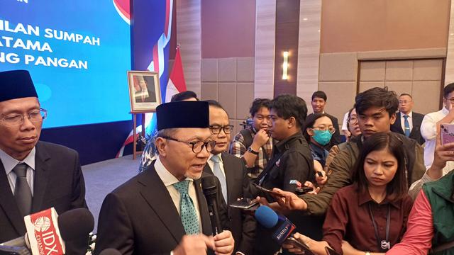 Menteri Koordinator Bidang Pangan Zulkifli Hasan (Zulhas) dalam upacara pelantikan dan pengambilan sumpah pejabat pimpinan tinggi Pratama di Graha Mandiri, Jakarta, Senin (11/11/2024). (Maulandy/Liputan6.com)