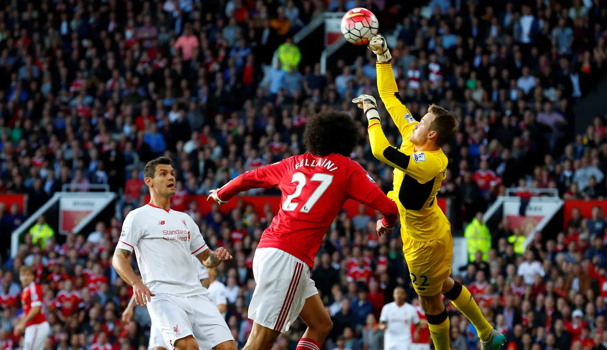 Aksi kiper Liverpool, Simon Mignolet, menghalau serangan MU di Stadion Old Trafford, Inggris. Sabtu (12/9/2015). (EPA/Lindsey Parnaby)