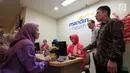 Direktur Mandiri Inhealth Armendra (kanan) mengunjungi konter baru di Rumah Sakit Mitra Keluarga, Depok, Selasa, (26/9). Hingga saat ini Mandiri Inhealth telah memiliki 10 konter khusus untuk layanani peserta Mandiri Inhealth. (Liputan6.com/Helmi Afandi)
