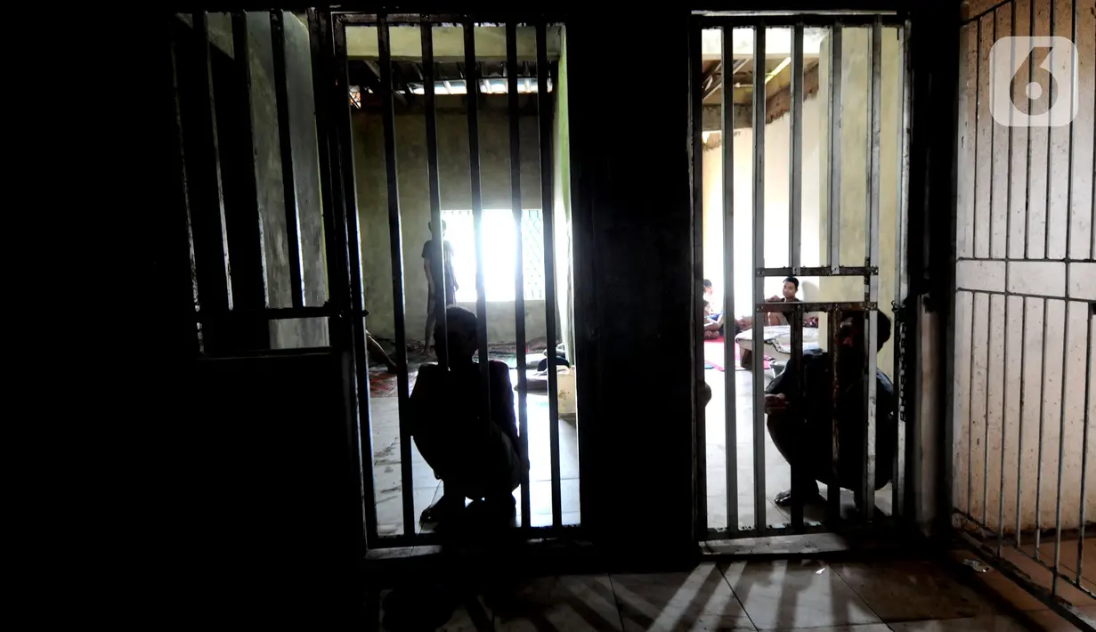 Nampak deretan sel terkunci berada dalam bangunan pesantren. Puluhan ODGJ beraktifitas dalam sel. (merdeka.com/Arie Basuki)