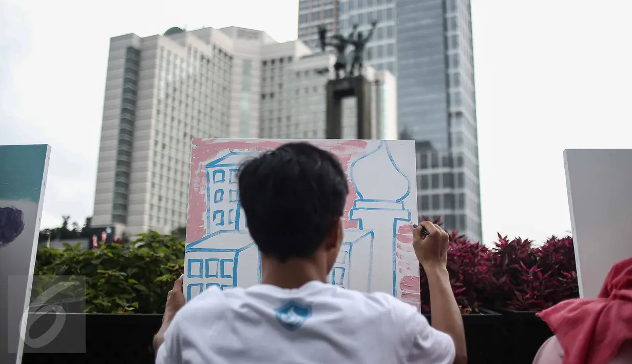 Seorang pengunjung mengikuti aksi melukis di kanvas disela kegiatan Car free Day (CFD) di kawasan Bundaran HI, Jakarta, Minggu (12/2). Aksi yang digelar oleh Greenpeace itu untuk mengenalkan masyarakat tentang sadar polusi. (Liputan6.com/Faizal Fanani)