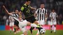 Bek Juventus, Giorgio Chiellini, menahan laju gelandang Sporting Lisbon, Bruno Fernandes, pada laga Liga Champions di Stadion Allianz, Turin, Rabu (18/10/2017). Juventus menang 2-1 atas Sporting. (AFP/Marco Bertorello)