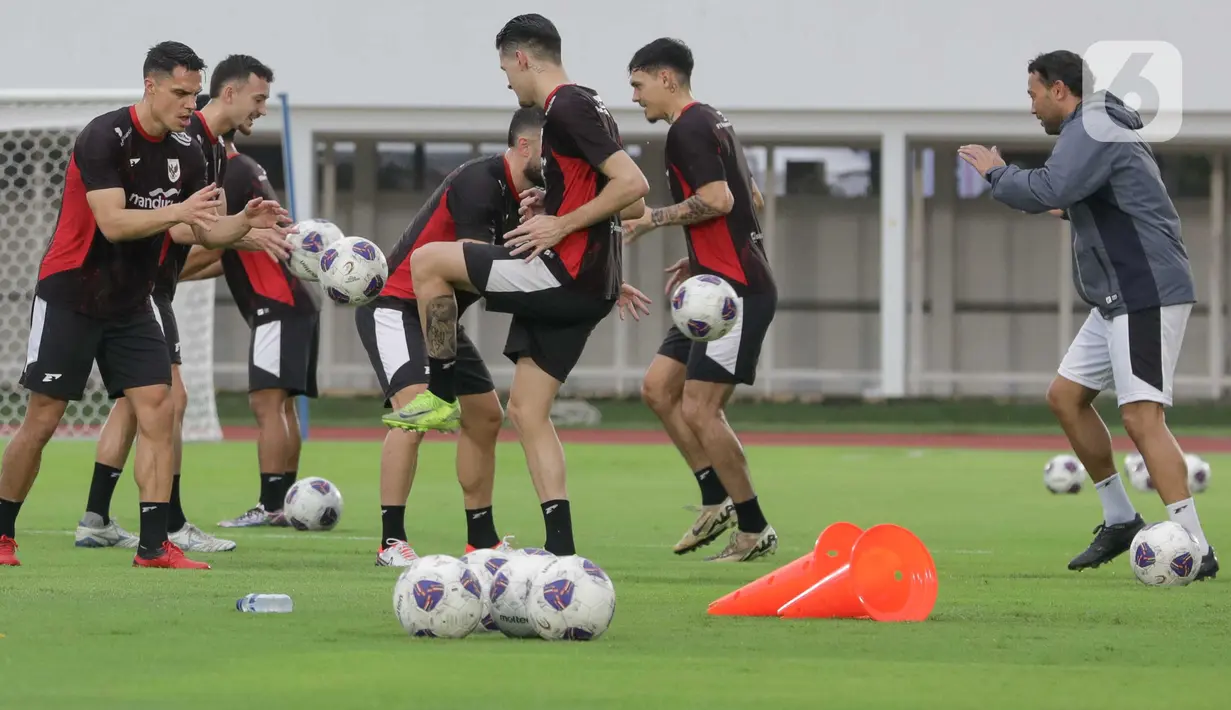 Pemain Timnas Indonesia melakukan latihan jelang pertandingan lanjutan putaran ketiga Kualifikasi Piala Dunia 2026 zona Asia di Stadion Madya, Kompleks Gelora Bung Karno, Senayan, Jakarta, Sabtu (22/3/2025). (Liputan6.com/Herman Zakharia)