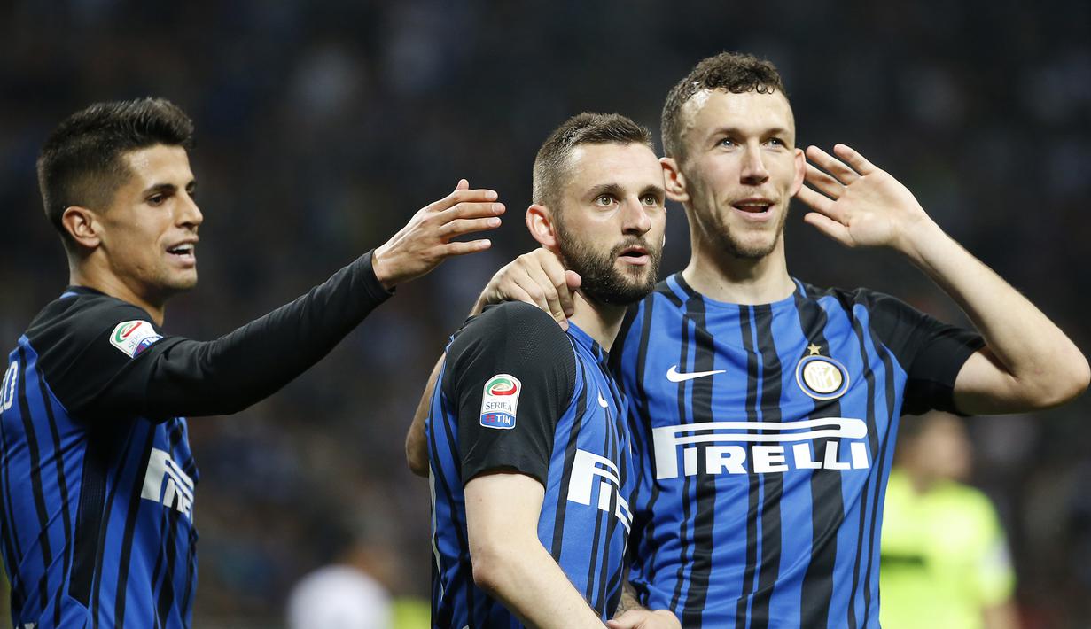 Para pemain Inter Milan merayakan gol Marcelo Brozovic ke gawang Cagliari pada lanjutan Serie A di San Siro stadium, Milan, (17/4/2018). Inter menang 4-0. (AP/Antonio Calanni)