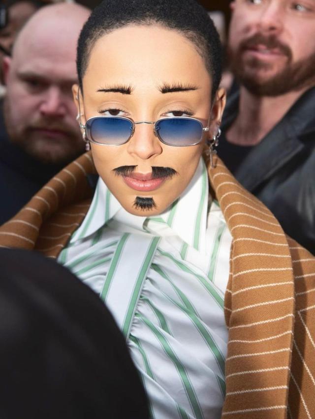 Koleksi Gaun Terbolak-balik di Paris Haute Couture Week 2023, Bikin Warganet Gagal Paham