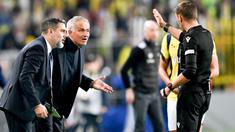 Jose Mourinho kembali menjadi sorotan. Pelatih Fenerbahce itu melakukan protes terlalu keras kepada wasit Clement Turpin yang berujung kartu merah. (AFP/Ozan Kose)