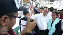 Menhub Budi Karya Sumadi berfoto bersama penumpang ketika menggunakan KRL di Stasiun Juanda, Jakarta, Rabu (10/8). Menhub Budi meninjau proyek pembangunan kereta bandara Soekarno Hatta yang akan terintegrasi dari Jakarta. (Liputan6.com/Angga Yuniar)