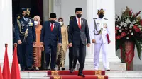 Presiden Joko Widodo atau Jokowi (kedua kanan) didampingi Wakil Presiden Ma'ruf Amin saat mengikuti upacara HUT ke-76 TNI di halaman Istana Merdeka, Jakarta, Selasa (5/10/2021). (Foto: Istana Kepresidenan)