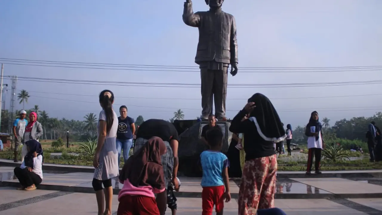 Patung BJ Habibie Gorontalo (Arfandi Ibrahim/Liputan6.com)