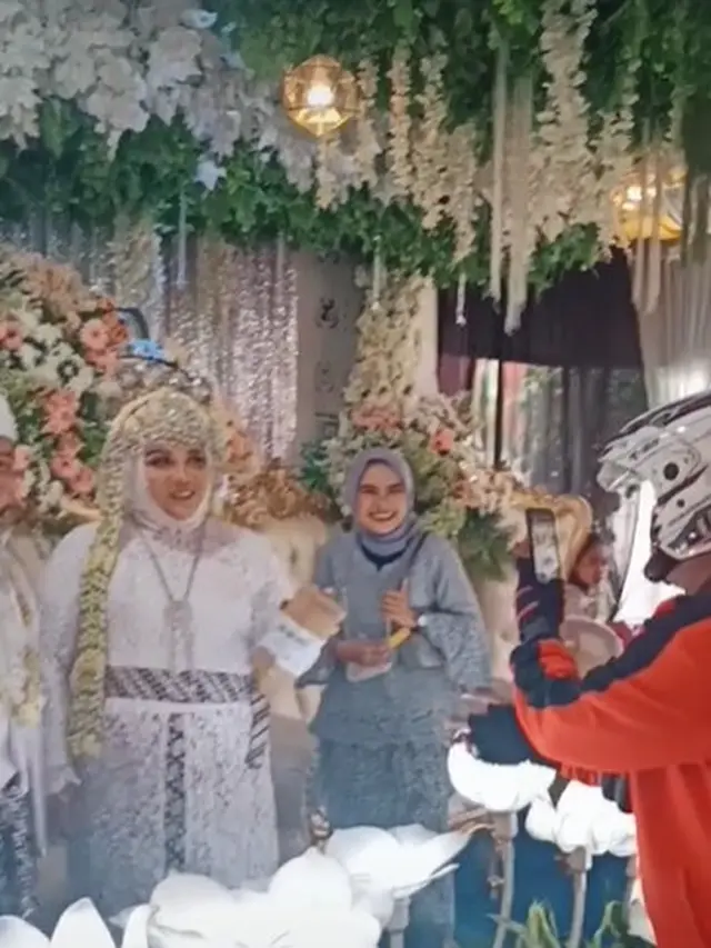 Demi Antar Pesanan, Ini 5 Aksi Kocak Kurir Paket Terobos Acara Pernikahan