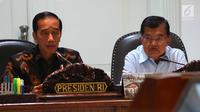 Presiden Joko Widodo atau Jokowi (kiri) didampingi Wapres Jusuf Kalla saat memimpin rapat terbatas di Istana, Jakarta, Selasa (2/10). Rapat terbatas diikuti sejumlah menteri dan kepala lembaga negara. (Liputan6.com/Angga Yuniar)