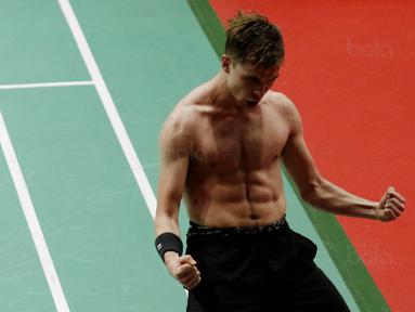 Tunggal putera Denmark, Rasmus Gemke, melakukan selebrasi usai mengalahkan Ihsan Maulana Mustofa pada laga Indonesia Masters 2018 di Istora Senayan, Rabu (24/1/2018). Ihsan takluk 21-17, 21-23, 16-21. (Bola.com/M Iqbal Ichsan)