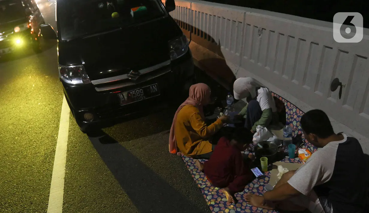 Adapun soal penggunaan bahu jalan diatur dalam ayat 2 Pasal 41 Peraturan Pemerintah (PP) Republik Indonesia Nomor 15 Tahun 2005 tentang Jalan Tol.  (Liputan6.com/Herman Zakharia)