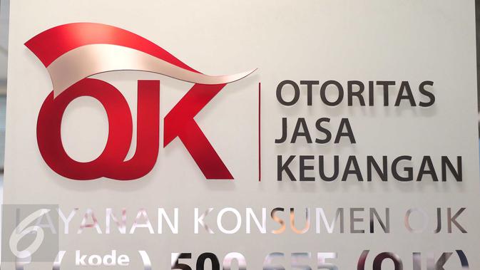 Tulisan OJK terpampang di Kantor Otoritas Jasa Keuangan (OJK), Jakarta,(4/11/2015). Pengawas Pasar Modal OJK mengatakan pembahasan enam langkah sudah final karena tidak ada lagi perdebatan dari segi substansi. (Liputan6.com/Angga Yuniar)