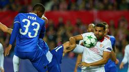 Duel antara pemain Juventus dan Sevilla pada laga kelima Grup H Liga Champions di Estadio Ramon Sanchez Pizjuan, Selasa (22/11/2016). (AFP/Cristina Quicler)