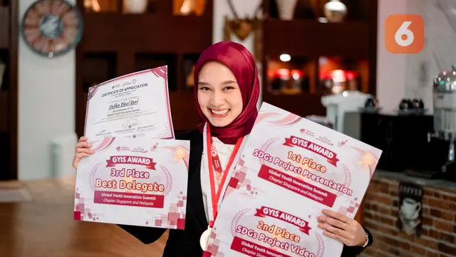 Volika Sinci Sari, mojang asal Sukabumi saat jadi pembicara di GYIS 2025 di Singapura dan Malaysia. (Liputan6.com/Fira Syahrin).