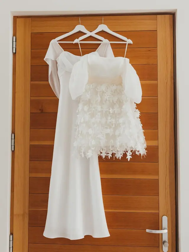 Tampilan Gaun Pengantin Di Bawah Rp50ribu yang Dibeli Seorang Perempuan di Toko Thrifting