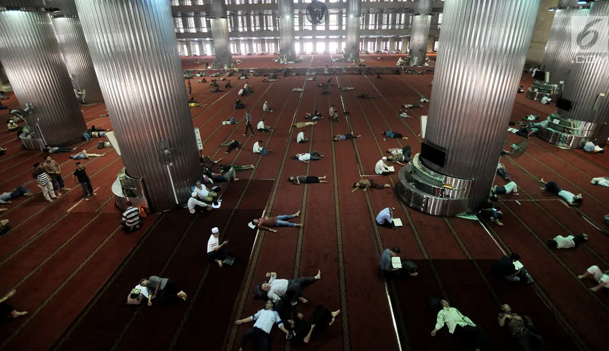 Umat muslim tidur di lantai dasar Masjid Istiqlal, Jakarta, Senin (13/5). Masjid Istiqlal masih menjadi pilihan warga baik dari dalam maupun luar Jakarta beristirahat, bahkan tidur usai melaksanakan salat guna menghindari batal puasa akibat teriknya suhu di Ibu Kota. (merdeka.com/Iqbal S. Nugroho)