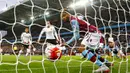 Pemain muda Manchester United, Adnan Januzaj mencetak gol kemenangan ke gawang Aston Villa pada laga Liga Inggris di Stadion Villa Park, Inggris, Jumat (14/8/2015). MU berhasil menaklukan Villa 1-0. (Reuters/Darren Staples)