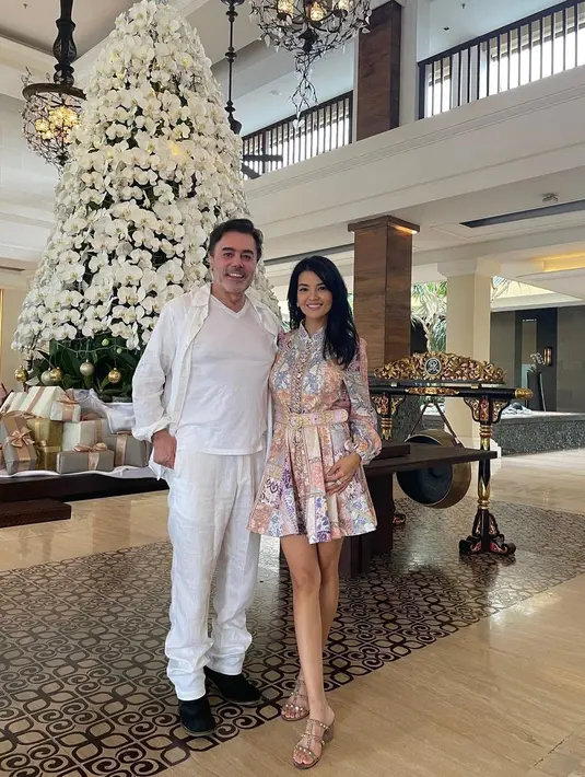 Penampilan perempuan kelahiran 1980 itu tak luput dari perhatian. Selama kencan, ia kerap tampil dengan gaun-gaun yang memberi kesan elegan. [Foto: IG/farahquinnofficial].