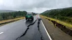 Sebuah jalan yang rusak akibat gempa yang melanda Pulau Chiloe, Chili, Minggu (25/12). Guncangan gempa berkekuatan 7,6 SR  menyebabkan jalan di Chili terbelah.( REUTERS / Stringer )