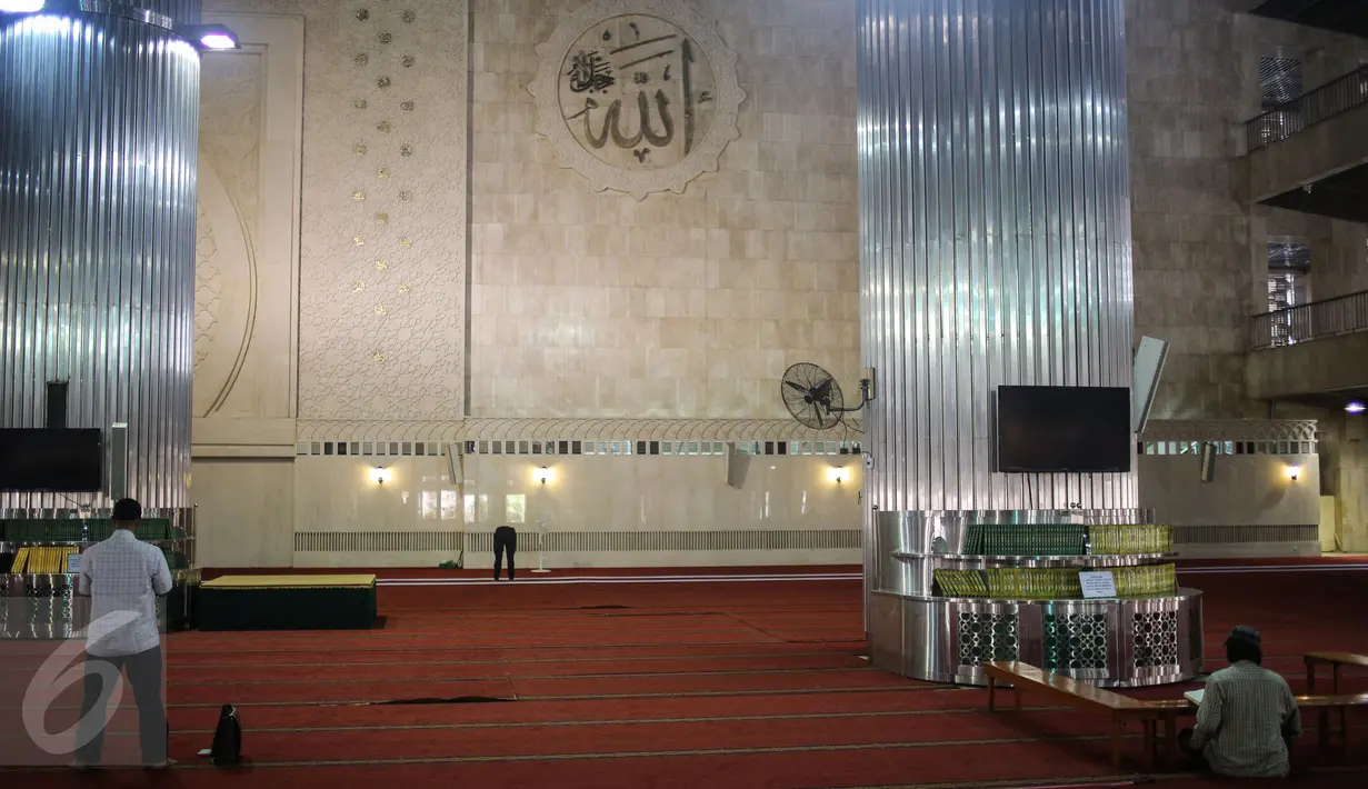 Jamaah beribadah jelang salat tarawih di Masjid Istiqlal, Jakarta, Rabu (17/6/2015). Warga Muslim di Indonesia bersiap menjalankan ibadah puasa di bulan suci Ramadan 1436 H dengan ditandai pelaksanaan salat sunat tarawih. (Liputan6.com/Faizal Fanani) 