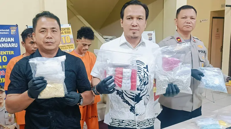 Pengungkapan peredaran ribuan pil ekstasi di Pekanbaru yang disebut polisi sebagai sumber narkoba untuk Marisa Putri, tersangka kecelakaan maut.