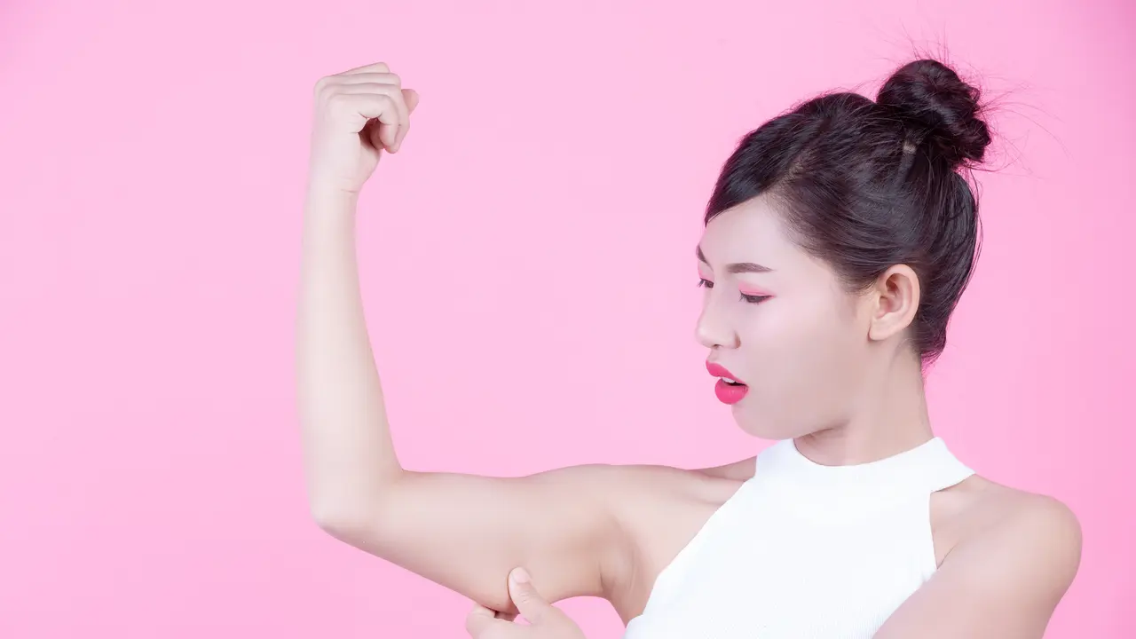Wanita Mengangkat Lengan