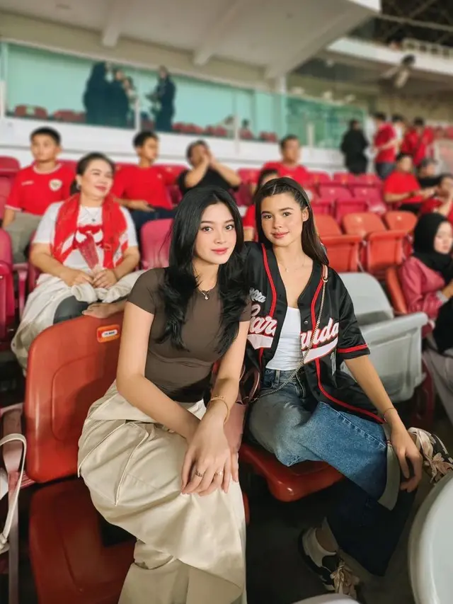 Yoriko Angeline Menyaksikan Pertandingan Sepak Bola Timnas Indonesia Melawan Australia di GBK. [@yorikooangln_]
