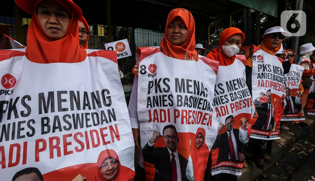 Antusias pendukung membawa poster saat menyambut kedatangan Anies Baswedan untuk menghadiri deklarasi Capres 2024 di Kantor DPP PKS, Jakarta, Kamis (23/2/2023). Anies Baswedan resmi diusung Majelis Syura Partai Keadilan Sejahtera (PKS) sebagai calon presiden (capres) pada Pilpres 2024. (Liputan6.com/Johan Tallo)