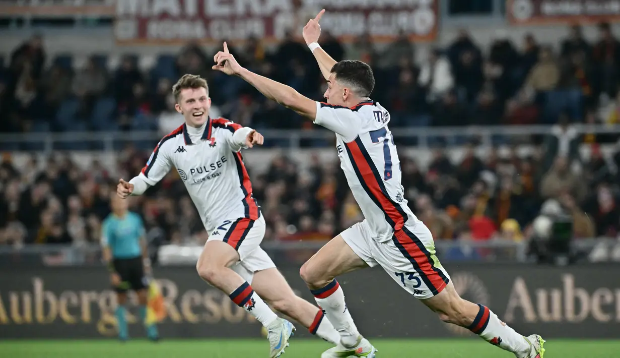 Tiga gol kemenangan Roma masing-masing dicetak Artem Dovbyk, Stephan El Shaarawy, dan bunuh diri Nicola Leali. Genoa sempat menyamakan skor berkat gol Patrizio Masini. (AFP/Filippo Monteforte)