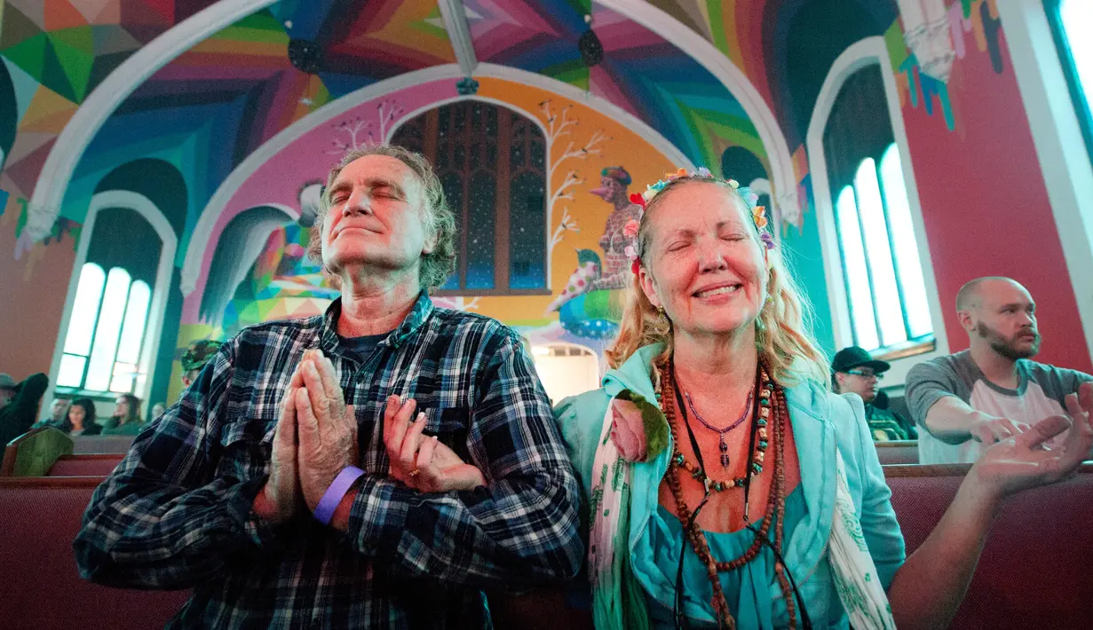 Anggota Gereja Ganja Internasional saat perayaan Hari Ganja Sedunia atau lebih dikenal dengan 4/20 di Denver, Colorado, AS, Jumat (20/4). Para anggota menggabungkan penggunaan ganja sebagai sakramen untuk meninggikan seseorang. (AFP PHOTO/Jason Connolly)