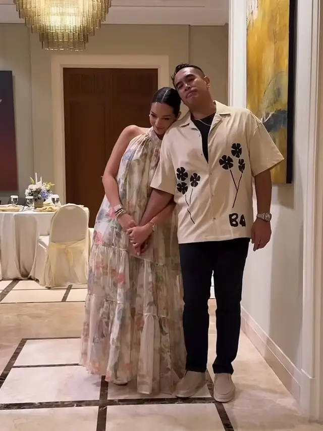 Gaun Nia Ramadhani saat Berikan Kejutan Ulang Tahun Suaminya ke-47. [@ramadhaniabakrie]