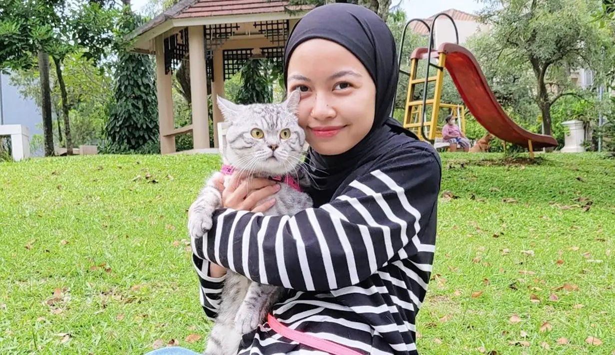 Abang sangat lucu dengan kombinasi bulu putih dan silver. Abang saat bersama Tsana menjadi kucing yang penurut walaupun Tsana terus menerus memeluk Abang. Momen keakraban Tsana bersama kucing kesayangannya ini menjadi pusat perhatian karena terlihat begitu menggemaskan. (Liputan6.com/IG/@ntsana)